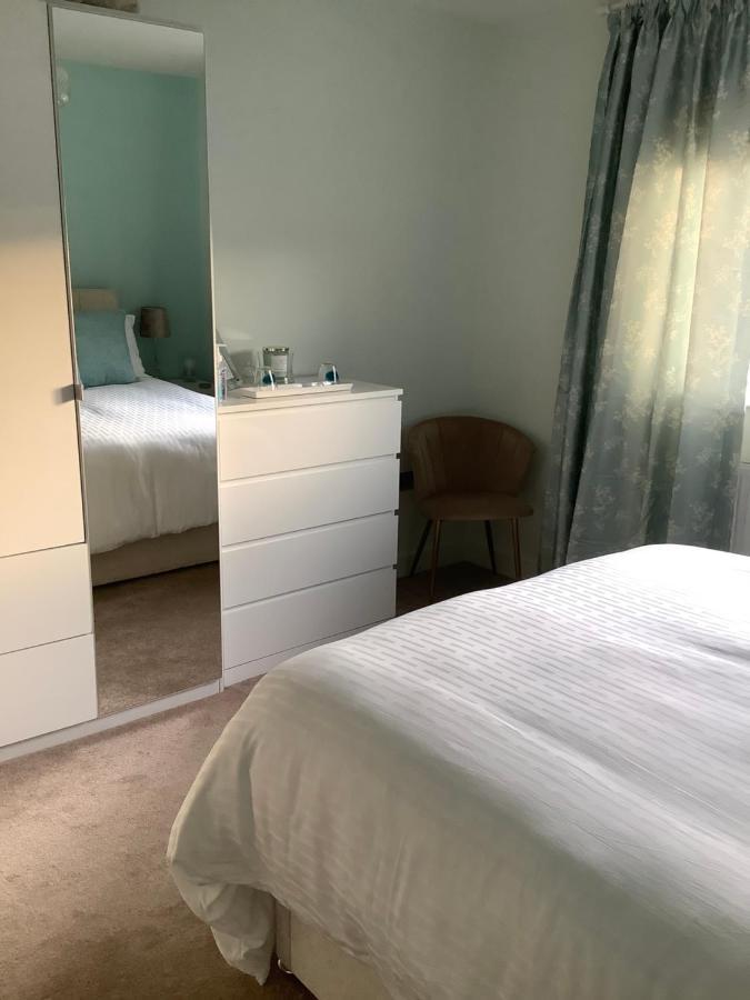 Private Room, Shared Bathroom With One Other, Tea And Coffee Making Facilities, Mini Fridge And Hairdryer, King Sized Bed With Help Yourself Continental Breakfast In Secluded Modern Property With Parking 伯恩茅斯 外观 照片