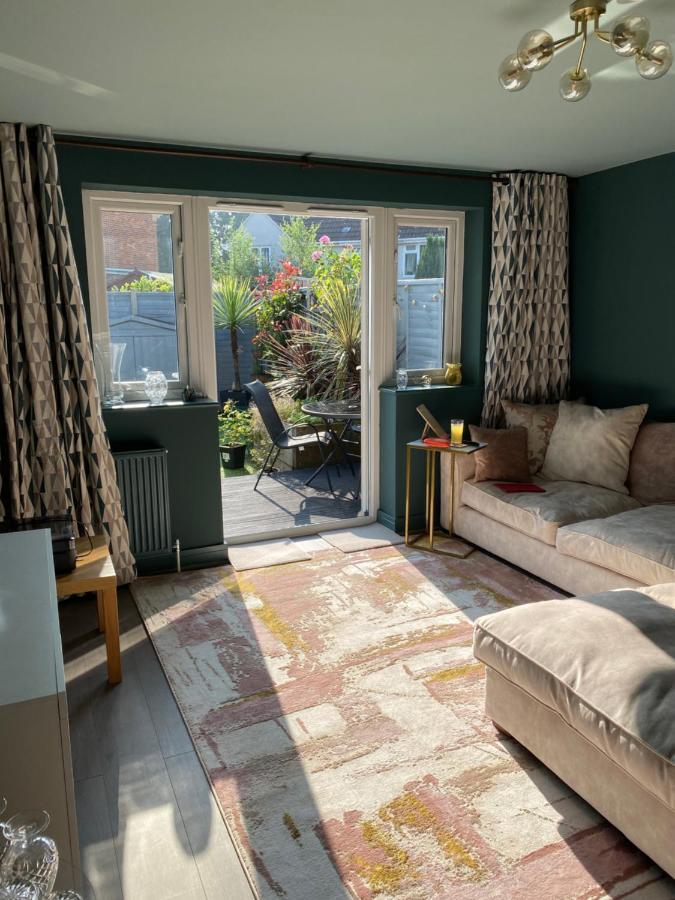 Private Room, Shared Bathroom With One Other, Tea And Coffee Making Facilities, Mini Fridge And Hairdryer, King Sized Bed With Help Yourself Continental Breakfast In Secluded Modern Property With Parking 伯恩茅斯 外观 照片