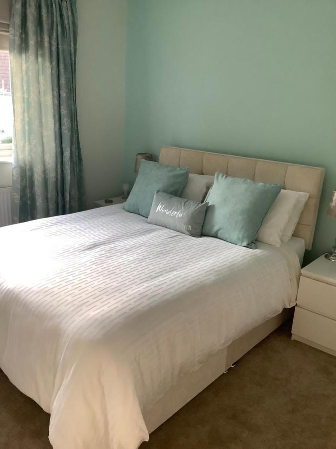 Private Room, Shared Bathroom With One Other, Tea And Coffee Making Facilities, Mini Fridge And Hairdryer, King Sized Bed With Help Yourself Continental Breakfast In Secluded Modern Property With Parking 伯恩茅斯 外观 照片