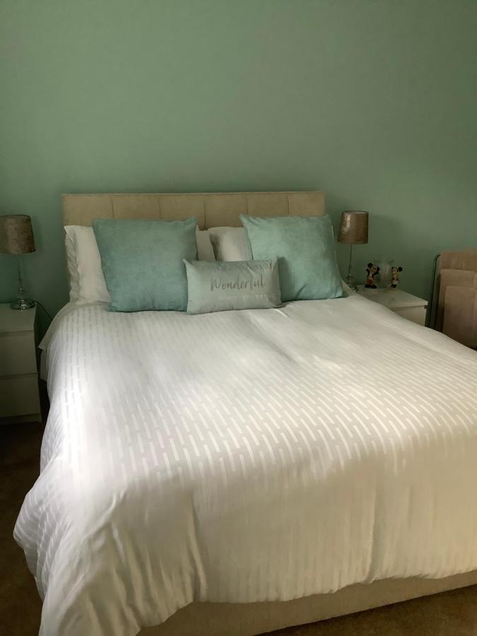 Private Room, Shared Bathroom With One Other, Tea And Coffee Making Facilities, Mini Fridge And Hairdryer, King Sized Bed With Help Yourself Continental Breakfast In Secluded Modern Property With Parking 伯恩茅斯 外观 照片