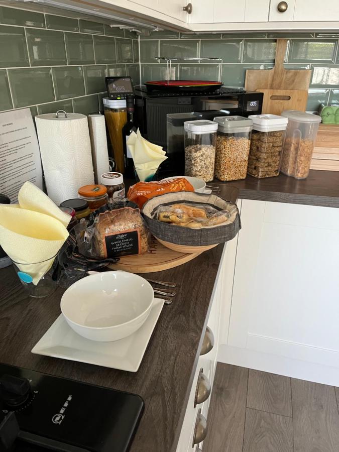 Private Room, Shared Bathroom With One Other, Tea And Coffee Making Facilities, Mini Fridge And Hairdryer, King Sized Bed With Help Yourself Continental Breakfast In Secluded Modern Property With Parking 伯恩茅斯 外观 照片