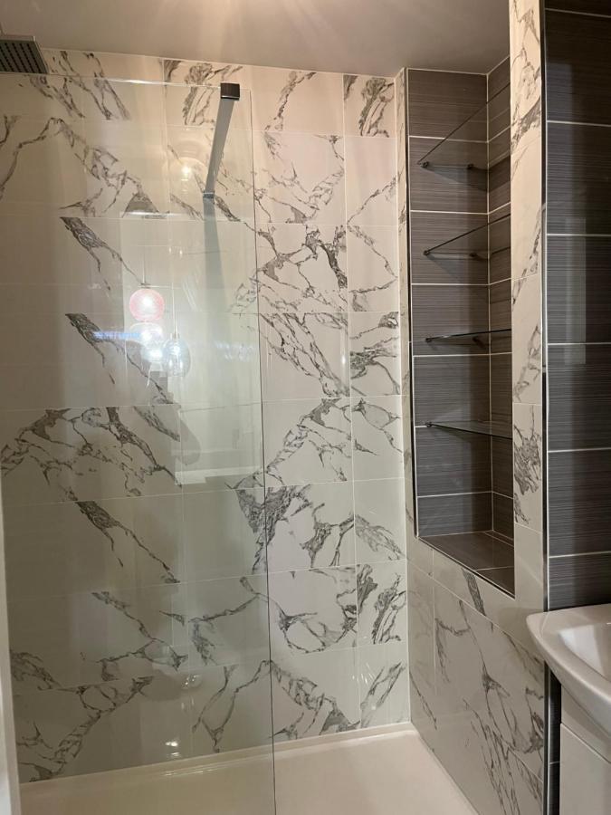 Private Room, Shared Bathroom With One Other, Tea And Coffee Making Facilities, Mini Fridge And Hairdryer, King Sized Bed With Help Yourself Continental Breakfast In Secluded Modern Property With Parking 伯恩茅斯 外观 照片