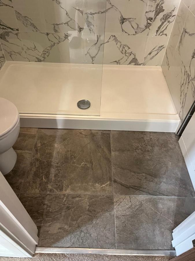 Private Room, Shared Bathroom With One Other, Tea And Coffee Making Facilities, Mini Fridge And Hairdryer, King Sized Bed With Help Yourself Continental Breakfast In Secluded Modern Property With Parking 伯恩茅斯 外观 照片